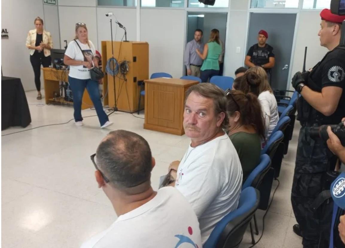 El abuelo de Luicio Dupuy escuchando la sentencia. (Clarín)