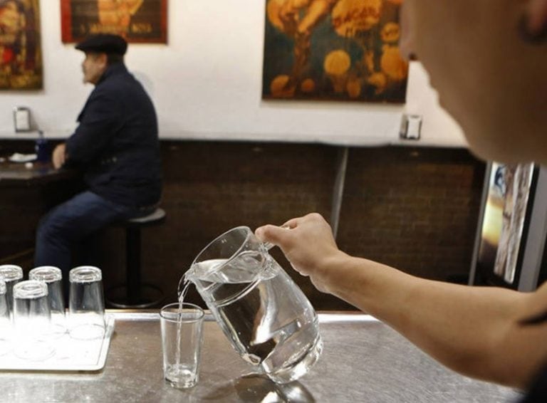 Agua gratis en bares y restaurantes. 