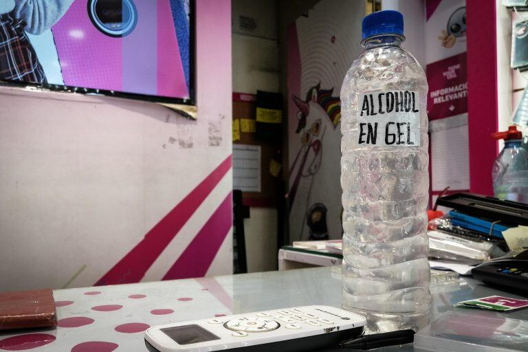 Alcohol en gel en el mostrador de un negocio de Buenos Aires (Argentina).      Crédito: EFE/Juan Ignacio Roncoroni