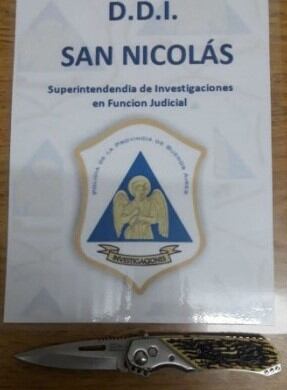 Entre sus prendas le secuestraron una navaja, además de la botella con la que agredió a la policía.