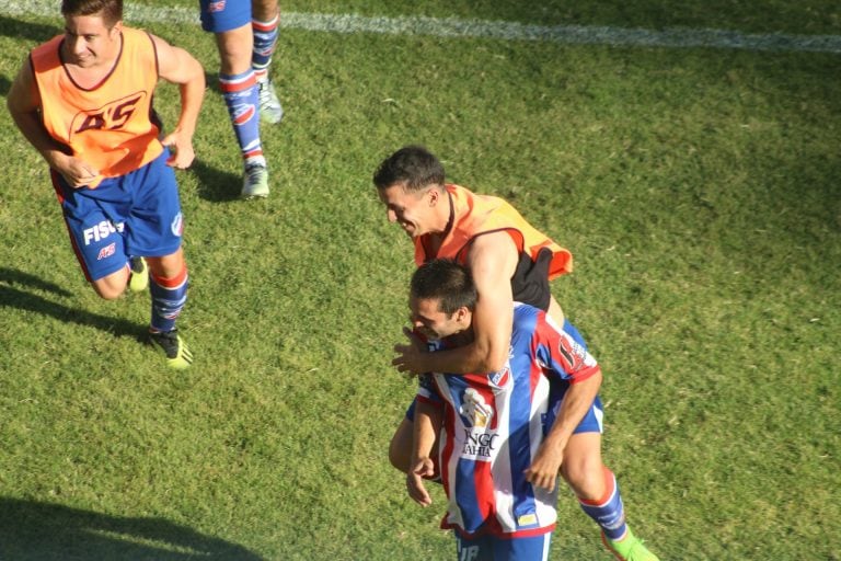 Abrazo del goleador histórico Agustín Trotta al mejor del 2018, Braian Scalco