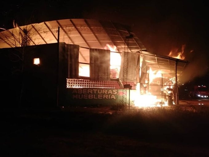 El fuego consumió por completo el comercio "Pedro Gómez Construcciones" en el sur posadeño. (Policía Misiones)