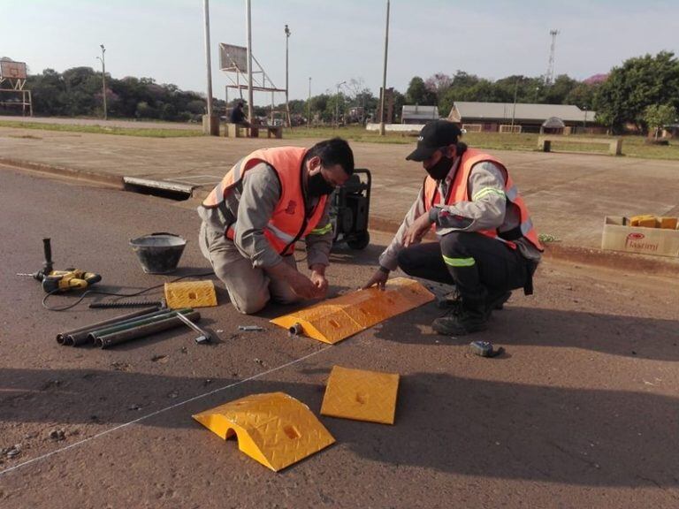 Reductores de velocidad en Posadas. Los fabricaron con desechos de plástico que fueron reciclados.