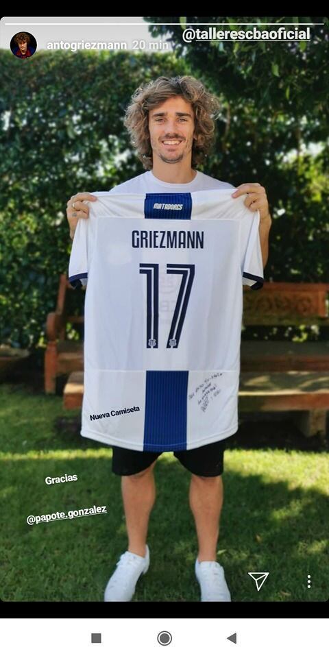 El francés Antoine Griezmann posa con la casaca de Talleres.