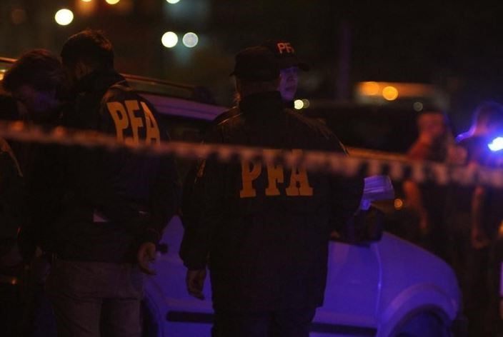 Tras un tiroteo, la Policía rescató a un hombre que había estado diez horas secuestrado. (Foto: Clarín)