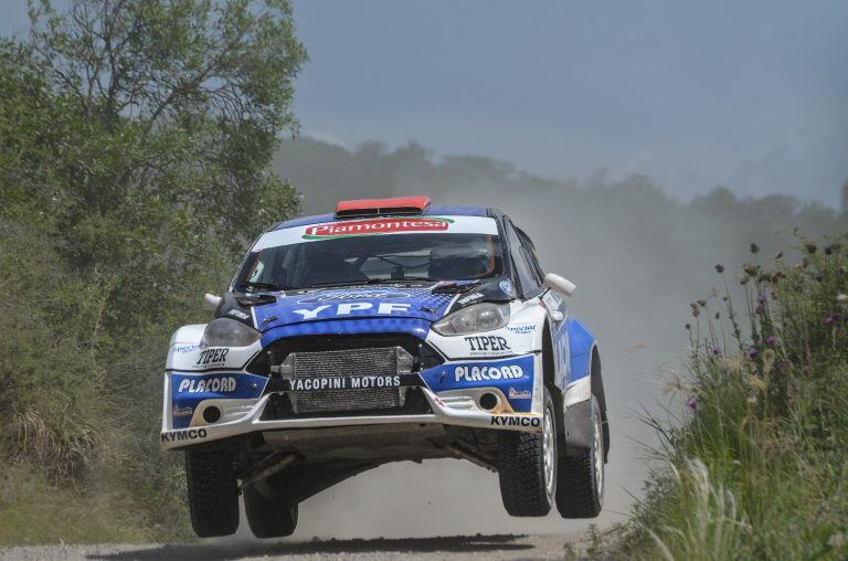 Federico Villagra y José Díaz, con el Ford Fiesta Maxi Rally Turbo de su propia escuadra. El Coyote y su navegante ocuparon el tercer lugar en la general.