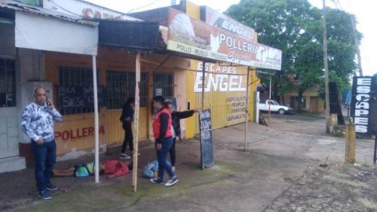 Debajo del toldo de una pollería, el cuerpo de Soza, asesinado por un paraguayo. Al parecer sin una pelea previa. (Misiones Online)