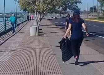 Costanera de Posadas en la que se han colocado depósitos para los residuos, que a veces no son utilizados por los vecinos al tirar basura.