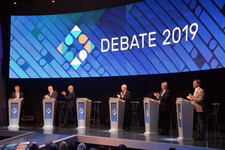 Aplauso final de los candidatos en el primer debate presidencial televisado para las elecciones argentinas del 27 de octubre, este domingo, en la Universidad Nacional del Litoral, en Santa Fe (Argentina). EFE/ Javier Escobar