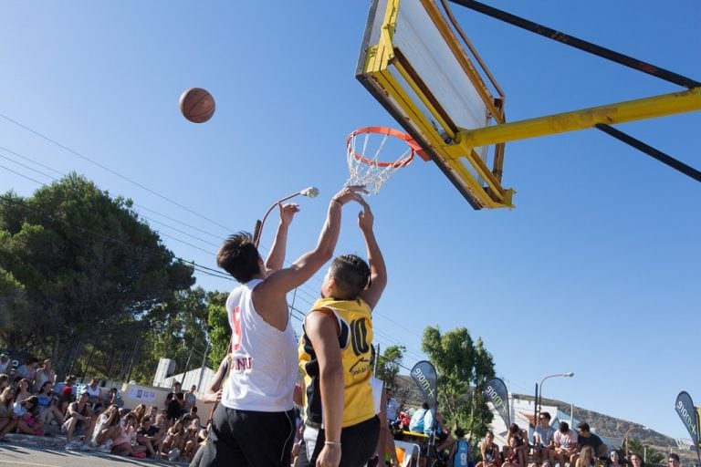 Basquet callejero en Rada Tilly.