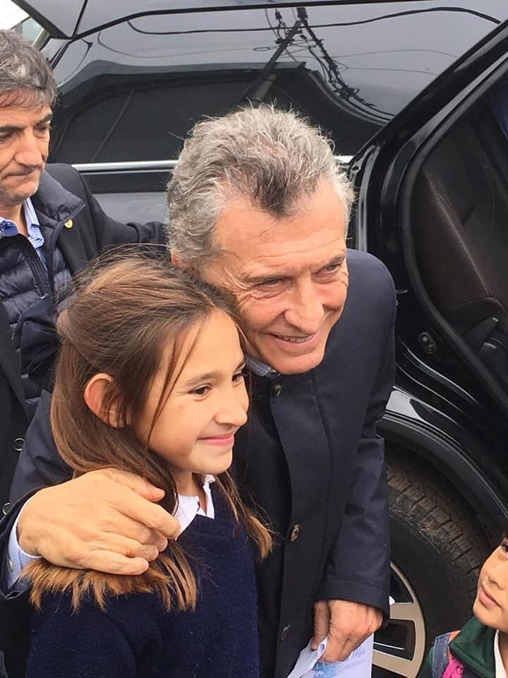 Macri estuvo en la empresa Impal, se sacó fotos y charló con la gente.