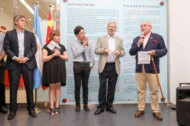 Embajador argentino en China, Diego Ramiro Guelar, durante la inauguración de la muestra.