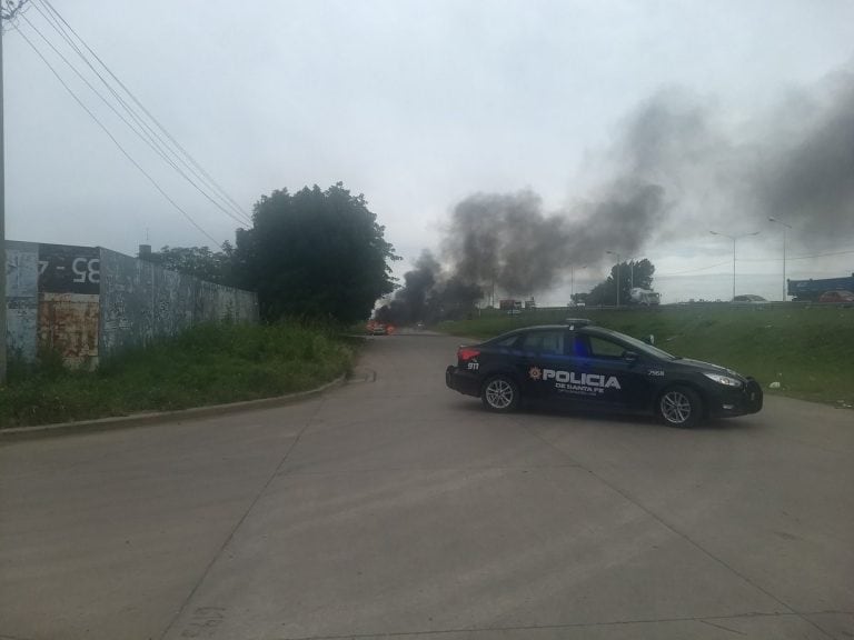 El tránsito quedó cerrado cerca del cruce con Avenida Rivarola. (@fenirubio)