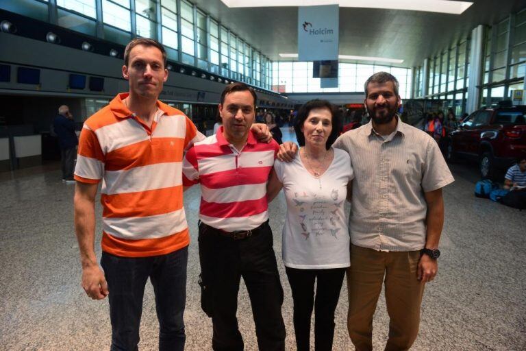 La familia del soldado, antes de viajar a buscar los restos.