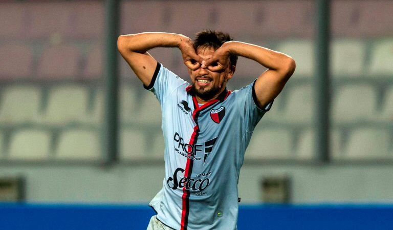 Colón goleó 3 a 0 a Deportivo Municipal en su debut en la Copa Sudamericana