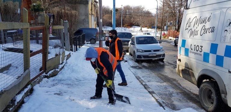 Despeje de nieve en la ciudad. Calles y veredas son liberadas de la nieve garantizando la transitabilidad de manera segura.