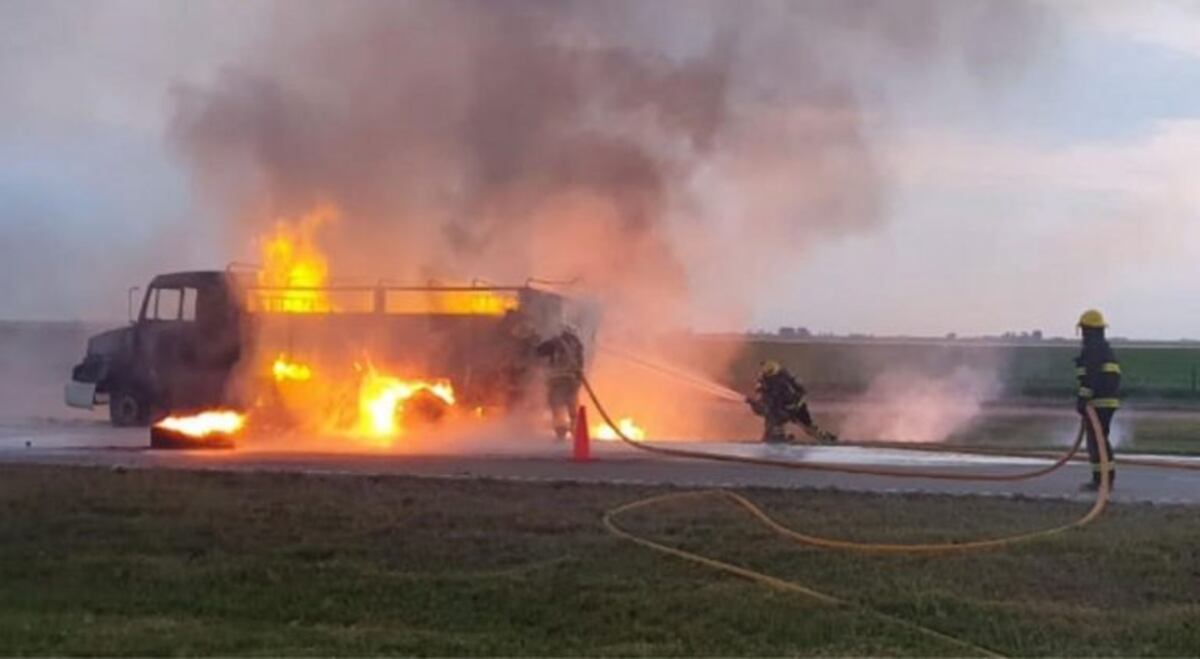 En fotos: descomunal incendio de un camión en la autopista Córdoba - Rosario