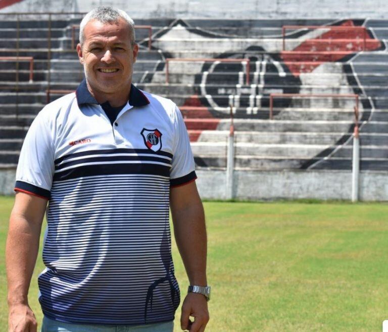 El DT de Guaraní Manuel Dutto trabaja con los suyos en doble turno. (Club Guaraní)