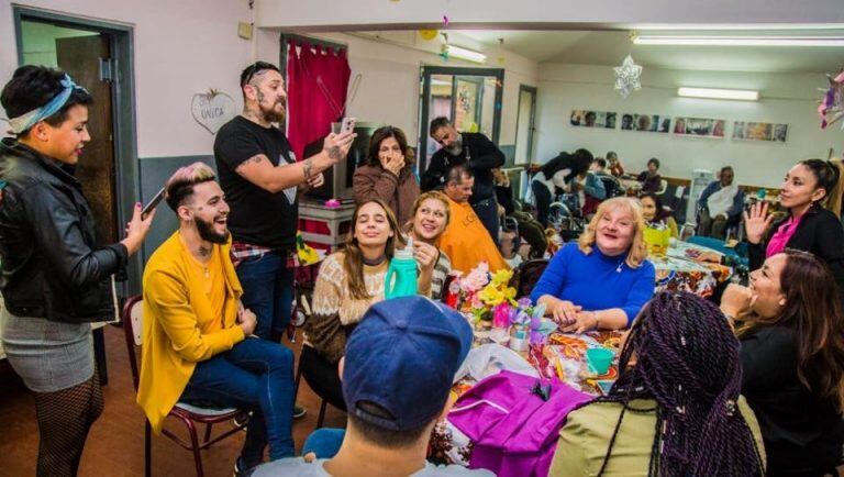 Los estudiantes de barbería y peluquería de Studio 86. escuela de emprendedores, les cortaron el pelo y embellecieron a los abuelos del Padre Lamónaca.