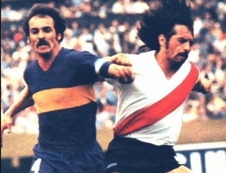 En uno de los tantos clásicos que Luque jugó con la camiseta de River ante Boca Juniors.