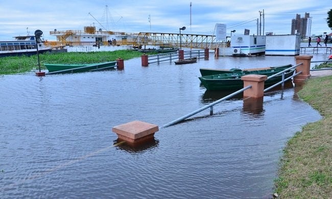 La explanada del puerto local se encuentra totalmente anegada por el río