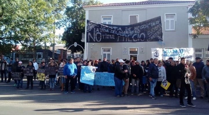 Marcharon en Corrientes para reclamar por la aparición de los tripulantes del pesquero Rigel. (Foto: Época)