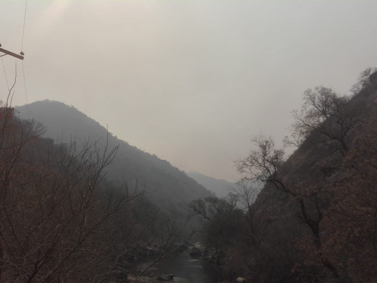 La Calera: imagen del río Suquía crecido por la apertura de las compuertas del Dique San Roque.