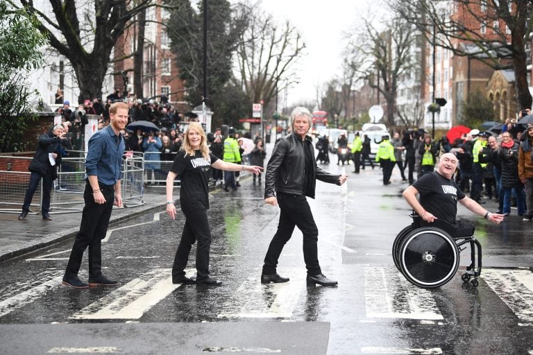 Cantante y príncipe, cruzando Abbey Road. (Victoria Jones/PA Wire/DPA)