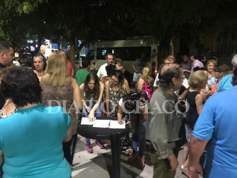 Usuarios se manifestaron frente a la sede de SECHEEP en Resistencia. (Foto: Diario Chaco)