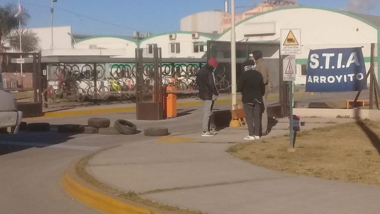 STIA Arroyito continúa la protesta frente a la porteria de Dulcor