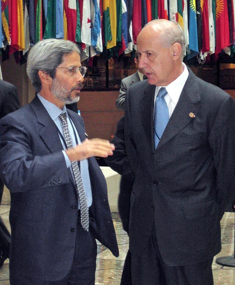 El exministro de economía de Argentina Roberto Lavagna (D) dialoga con el  por entonces director del Fondo Monetario Internacional por Argentina, Héctor Torres (I). Foto: AFP / Ministerio EconomIa