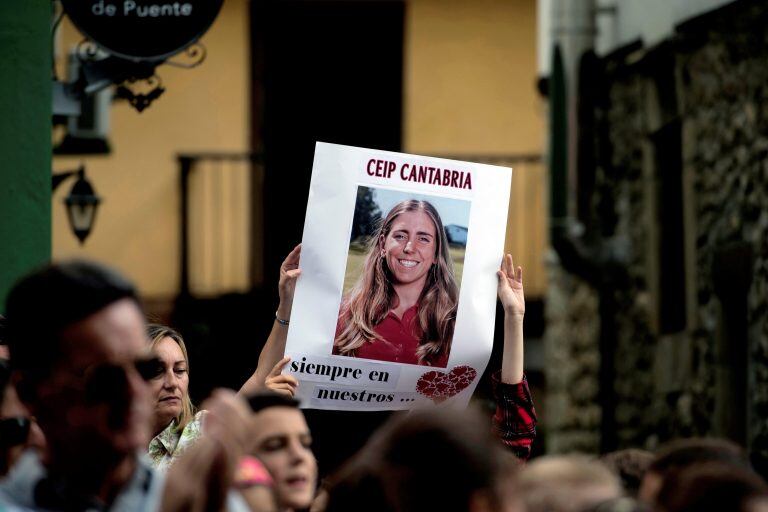 Concentración en la localidad de Puente San Miguel, con motivo de la muerte de Celia Barquín (crédito: EFE).