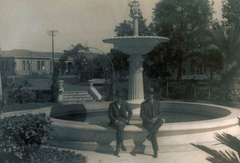 El intendente Serafín Trigueros de Godoy con el inspector Tomás B. Testa, en la fuente artística de la plaza General Paz, inaugurada el 9 de febrero de 1933 en reemplazo de otra.