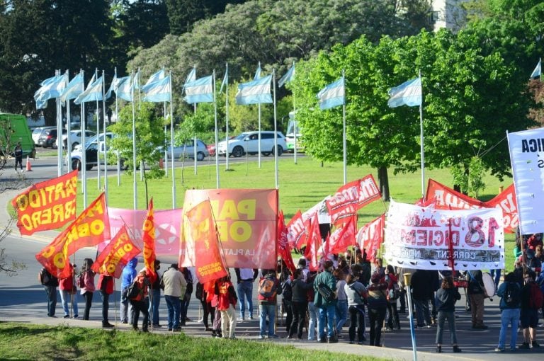 Manifestantes realizan un corte en La Plata para reclamar contra el desalojo de las tierras tomadas en Guernica. (Clarín)