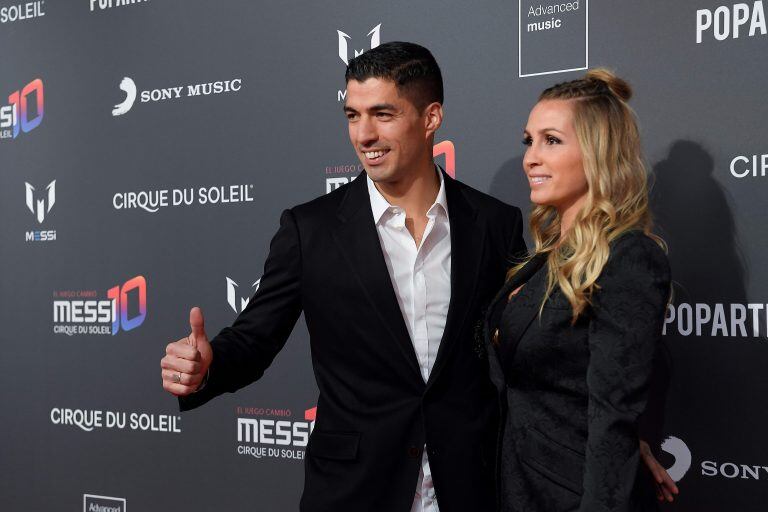 El futbolista uruguayo Luis Suarez y su esposa Sofia Balbi posan en la alfombra roja del evento presentación del nuevo show del Cirque du Soleil's inspirado en la vida de Lionel Messi (Foto: LLUIS GENE / AFP)