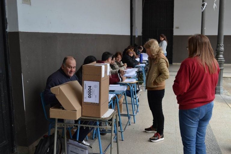 Jornada nublada y fría al inicio de la jornada electoral en la capital correntina.