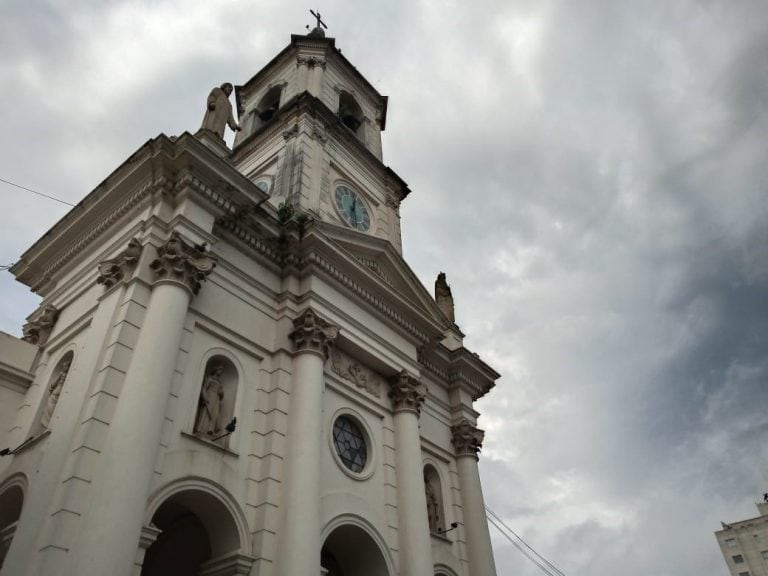 Mañana con el cielo cubierto en Corrientes.