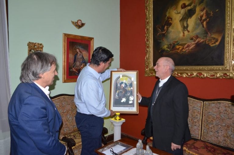 El arzobispo de Resistencia, monseñor Ramón Dus, trajo el presente tras su visita al Sumo Pontífice en Roma.