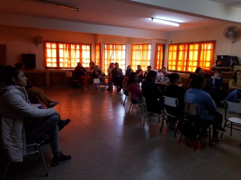 Talleres de fortalecimiento familiar en la escuela Comandante Espora, Alta Gracia.