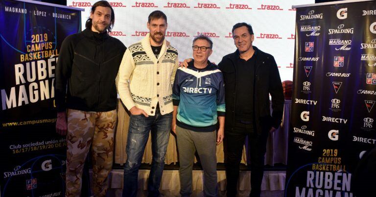 Fabricio Oberto, Andrés Nocioni y Marcelo Milanesio acompañan en la presentación de su Campus a Rubén Magnano.