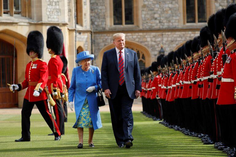 Trump y Melania se reúnen con la reina Isabel II en Windsor