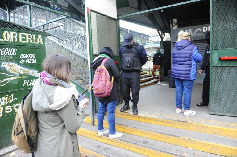 Controles en Provincia de Buenos Aires este viernes 19 de junio de 2020, día en el que entraron en vigencia las nuevas restricciones para el transporte público. (Clarín)