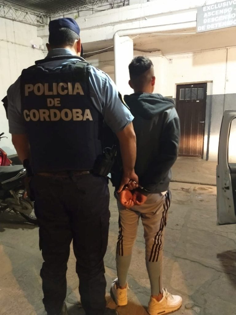 Joven detenido por intentar agredir a un efectivo policial. Alta Gracia.