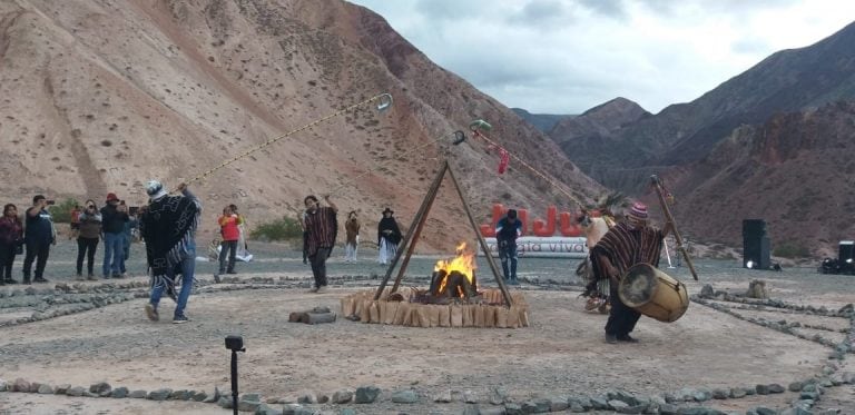 El ronco sonido de los erkes retumbó profundo entre los cerros de Los Colorados.