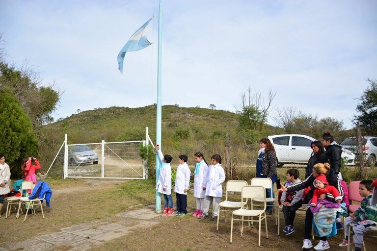 La Bandera Nacional con las sierras calerenses de fondo.