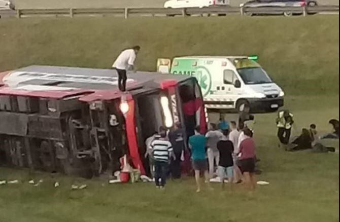 Volcó un micro de Vía Bariloche en la ruta 2: dos muertos. (Web)