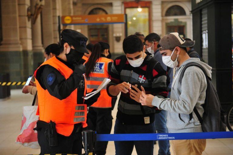 Fuerzas de seguridad controlan la temperatura de pasajeros en las estaciones de trenes porteñas. (Clarín)