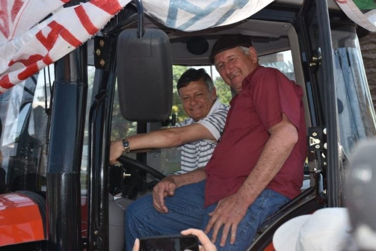 Peppo agasajó a familias agrícolas. (Foto: @domingopeppo)