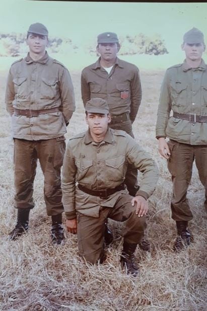 Víctor Rodríguez (agachado) junto a sus compañeros del Regimiento 7. Foto: Infobae.