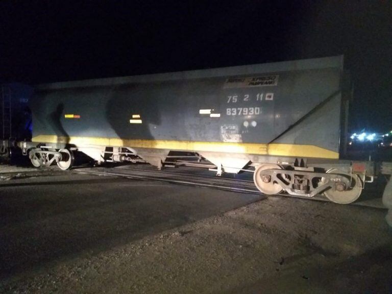 Un taxi chocó contra un tren